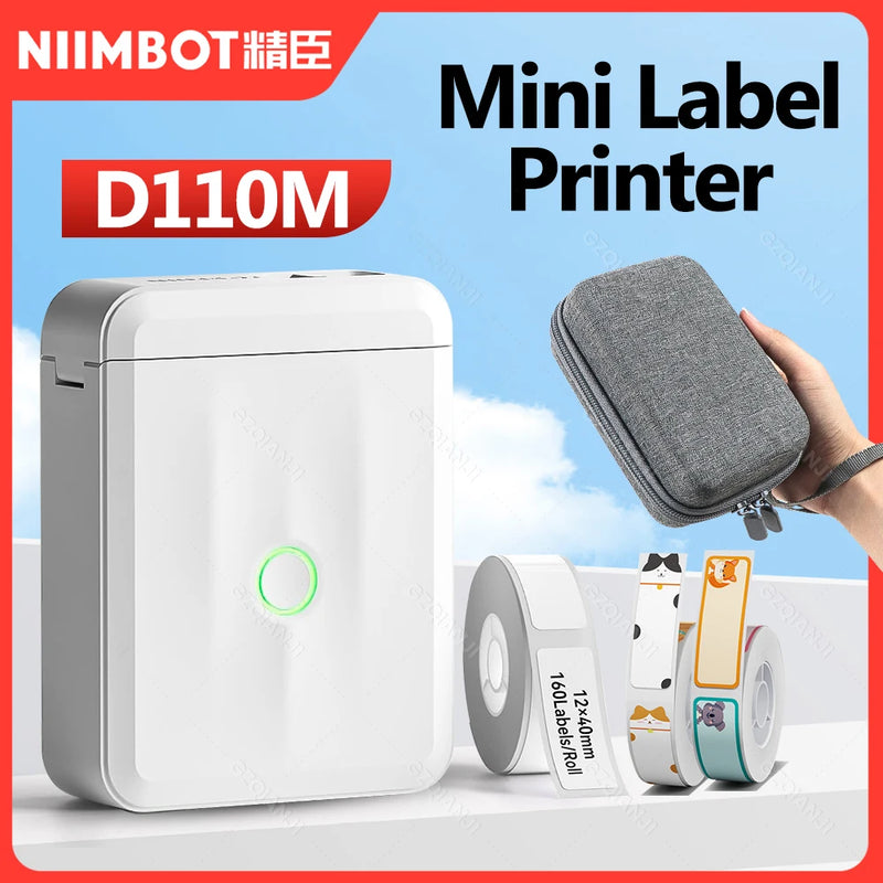 Bandeau Mini Label Printer D110M : imprimante blanche, housse grise tenue en main et rouleaux d'étiquettes