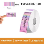 Étiquette holographique rose et violette tenue à la main devant son rouleau, 160 étiquettes par rouleau