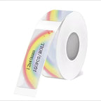 Rouleau blanc dont la bande arc-en-ciel se déroule, mention 12 x 40 mm et 160 pièces par rouleau