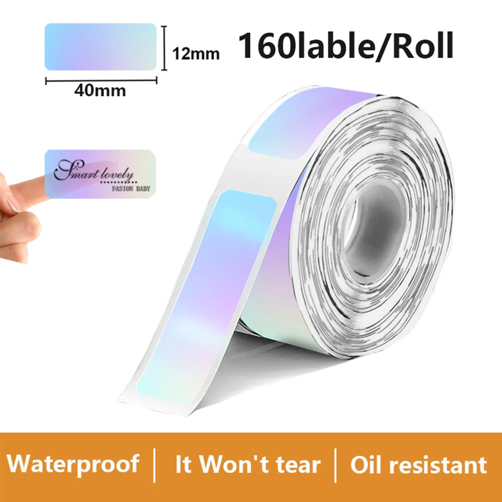 Rouleau d'étiquettes holographiques irisées bleutées et étiquette tenue entre deux doigts portant la mention Smart lovely, 160 étiquettes de 12 x 40 mm