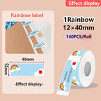 Effect display du modèle Rainbow : étiquettes bleu ciel à arc-en-ciel et petit cœur collées en onglets sur un carnet, rouleau et cote 40 x 12 mm