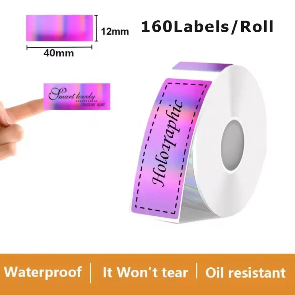 Étiquette irisée violette Smart lovely tenue au bout des doigts, devant un rouleau dont la bande porte le mot Holographic