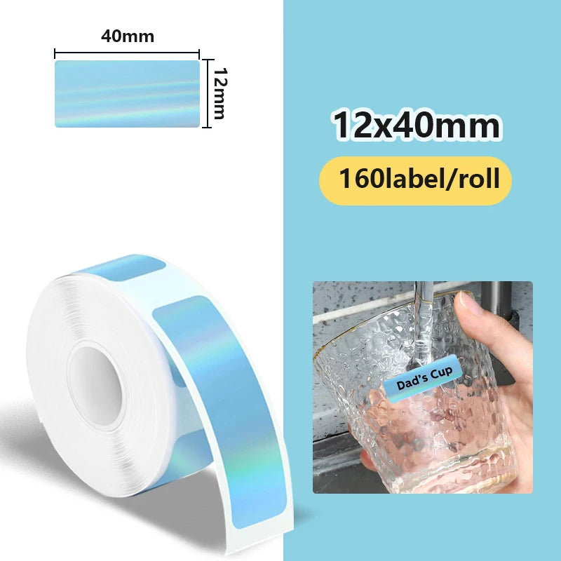 Rouleau d'étiquettes bleu ciel irisées coté 40 x 12 mm, et verre étiqueté Dad's Cup rincé sous le robinet, 160 étiquettes par rouleau