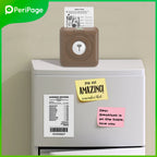 Mini imprimante marron posée sur un frigo, mémos et ticket de caisse imprimés collés sur la porte