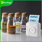 Bocaux à épices étiquetés Nut, Curry, Salt et Sugar, mini imprimante blanche sortant l'étiquette Pepper