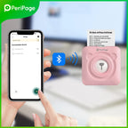 Main tenant un smartphone sur l'écran d'appairage Bluetooth, mini imprimante rose imprimant une liste