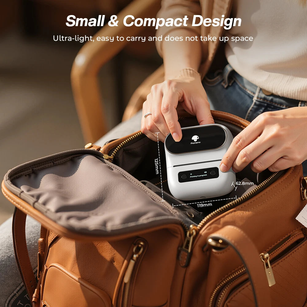 Mains glissant l'imprimante blanche dans un sac en cuir marron, illustrant son format compact