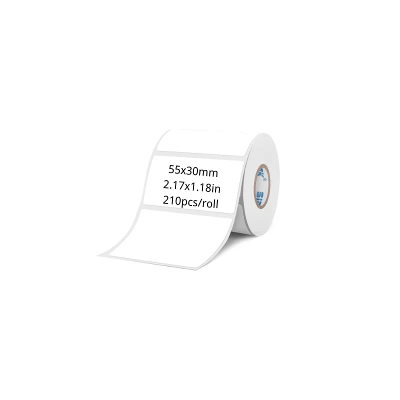 Rouleau d'étiquettes blanches vu de biais, portant la mention 55 × 30 mm et 210 pièces par rouleau