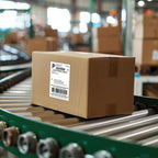 Carton étiqueté avançant sur un convoyeur à rouleaux dans un entrepôt logistique