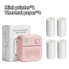 Imprimante rose devant sa boîte, accompagnée de quatre rouleaux de papier thermique blanc