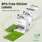 Pile d'étiquettes d'expédition posée sur un carré de gazon avec de petits arbres et le logo sans BPA