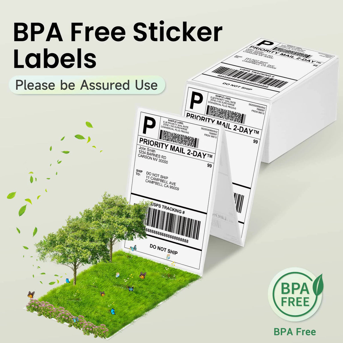 Pile d'étiquettes d'expédition posée sur un carré de gazon avec de petits arbres et le logo sans BPA