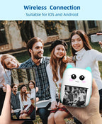 Groupe d'amis en extérieur, smartphone affichant leur photo et imprimante à oreilles menthe en train de l'imprimer