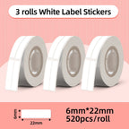 Trois rouleaux de petites étiquettes blanches 6 x 22 mm, 520 pièces par rouleau, sur fond rose