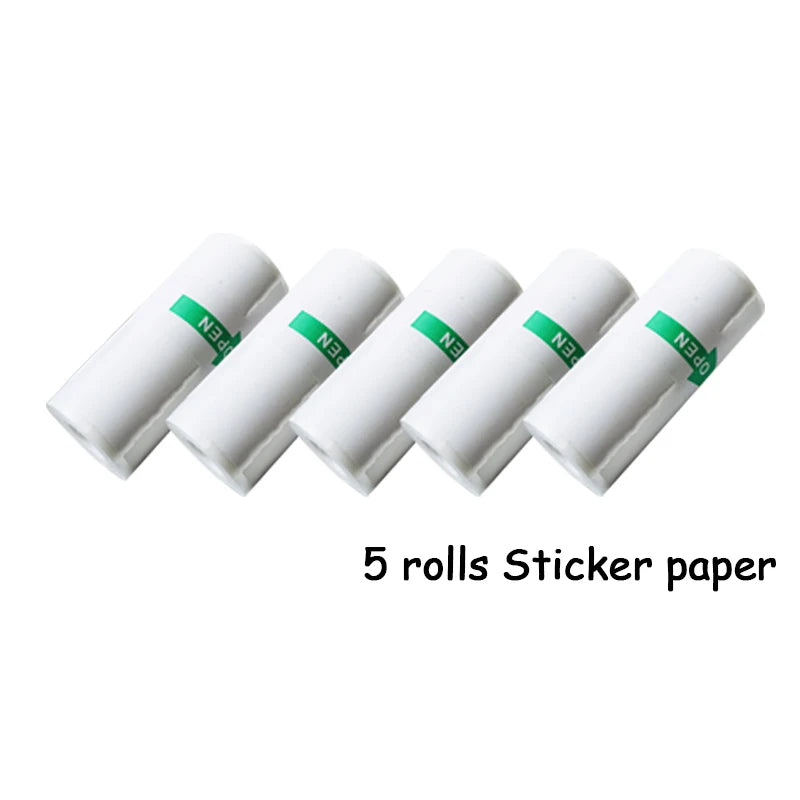 Cinq rouleaux de papier autocollant blancs alignés côte à côte, fermés par une bande verte