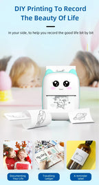 Imprimante à oreilles menthe imprimant un dessin, deux enfants flous derrière, bandes imprimées et trois usages illustrés en bas