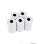 Cinq rouleaux de papier thermique blanc posés debout côte à côte sur fond blanc