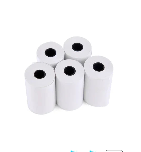 Cinq rouleaux de papier thermique blanc posés debout côte à côte sur fond blanc