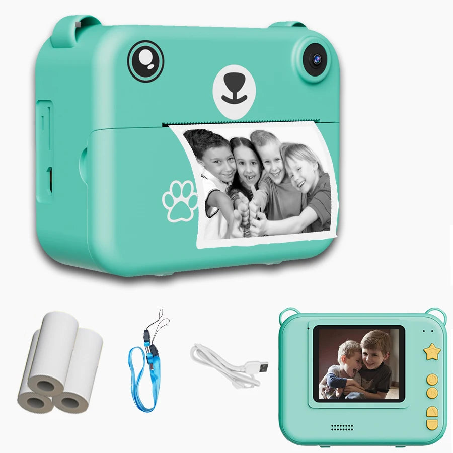 Appareil ourson vert d'eau imprimant une photo de quatre enfants, avec rouleaux de papier, dragonne bleue, câble USB et vue de dos à l'écran allumé sur deux garçons