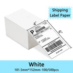 Pile d'étiquettes d'expédition blanches 101,5 x 152 mm avec une étiquette imprimée à code-barres