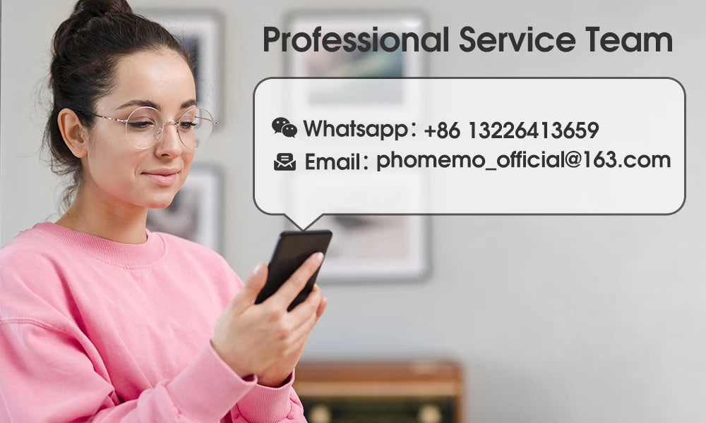 Jeune femme en pull rose consultant son smartphone, à côté d'un encart de contact du service client