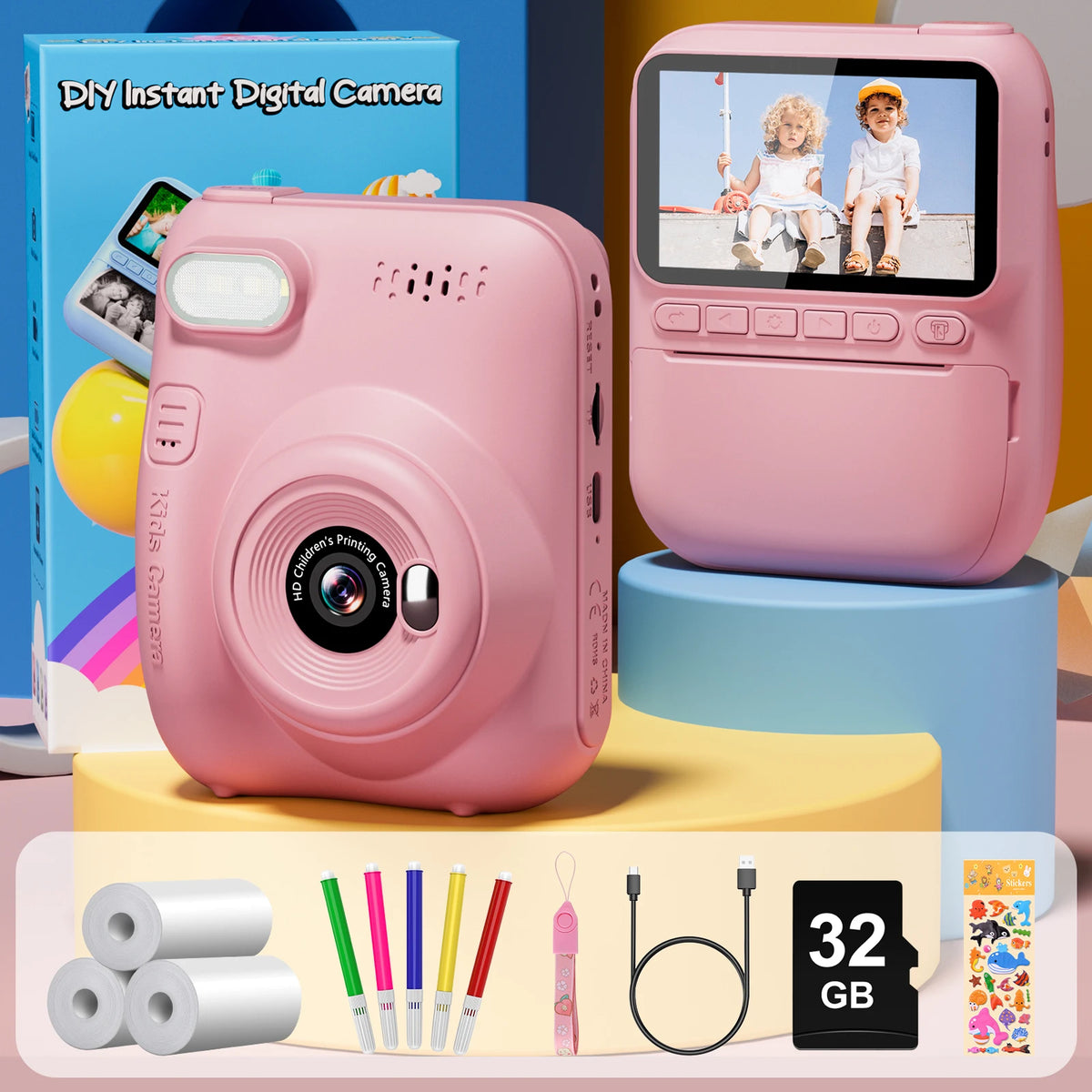 Appareil photo enfant rose de face et de dos, écran allumé, devant sa boîte et ses accessoires