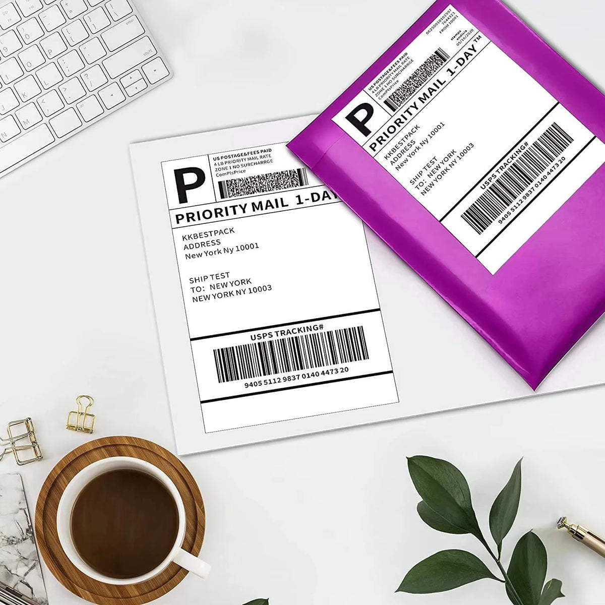 Étiquette d'expédition et pochette d'envoi rose posées sur un bureau blanc, près d'un clavier
