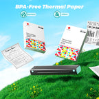 Deux ramettes de papier thermique A4 et feuilles imprimées flottant au-dessus d'une prairie