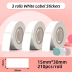 Trois rouleaux d'étiquettes blanches, format 15 x 30 mm, 210 pièces par rouleau, sur fond rose