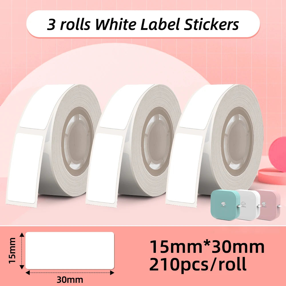 Trois rouleaux d'étiquettes blanches, format 15 x 30 mm, 210 pièces par rouleau, sur fond rose