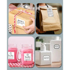 Étiquettes en situation : colis d'expédition, sac kraft, bocaux de boisson datés et flacons de gel douche
