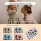 Photo d'une mère et sa fille déclinée en quatre filtres, couleur, noir et blanc, bleu et rose, sur l'écran de l'appareil violet