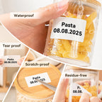 Étiquette Pasta datée du 08.08.2025 collée sur un bocal de pâtes mouillé et tenue entre deux doigts