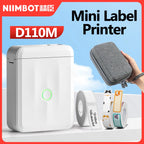 Bandeau Mini Label Printer D110M : imprimante blanche, housse grise tenue en main et rouleaux d'étiquettes