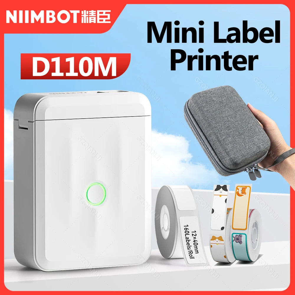 Bandeau Mini Label Printer D110M : imprimante blanche, housse grise tenue en main et rouleaux d'étiquettes