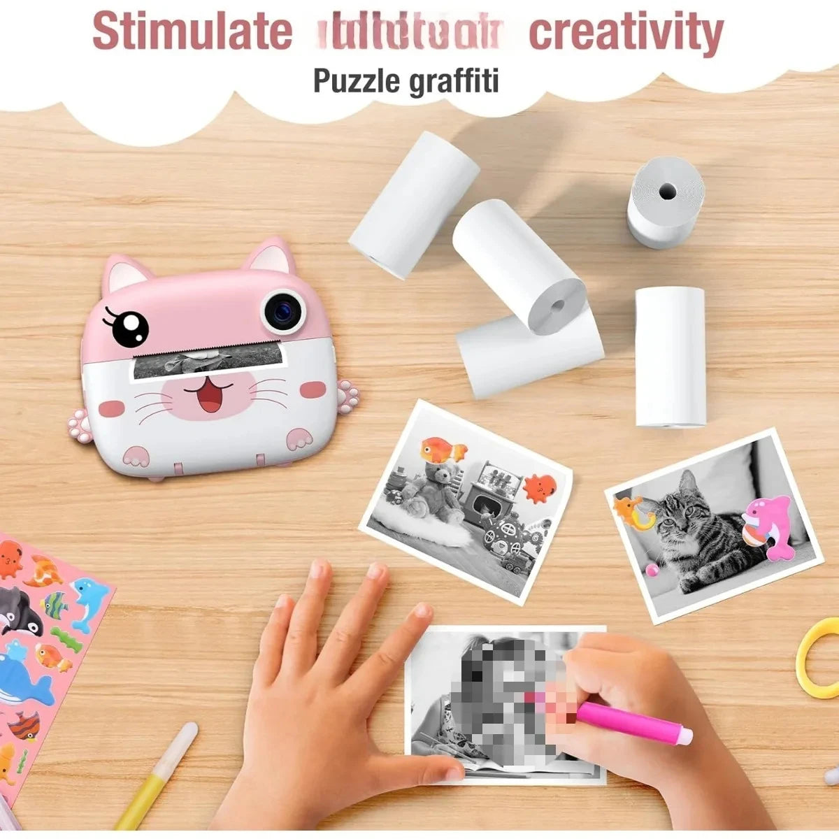 Enfant coloriant au feutre des photos imprimées, appareil photo rose en forme de chat et rouleaux
