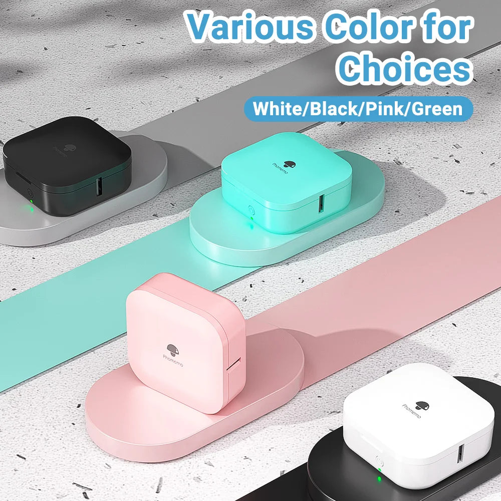 Les quatre coloris de l'imprimante alignés : noir, vert menthe, rose et blanc, sur un plan clair