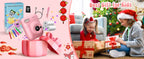 Appareil rose sortant d'un paquet cadeau à côté de sa boîte, et fillette ouvrant un cadeau à Noël
