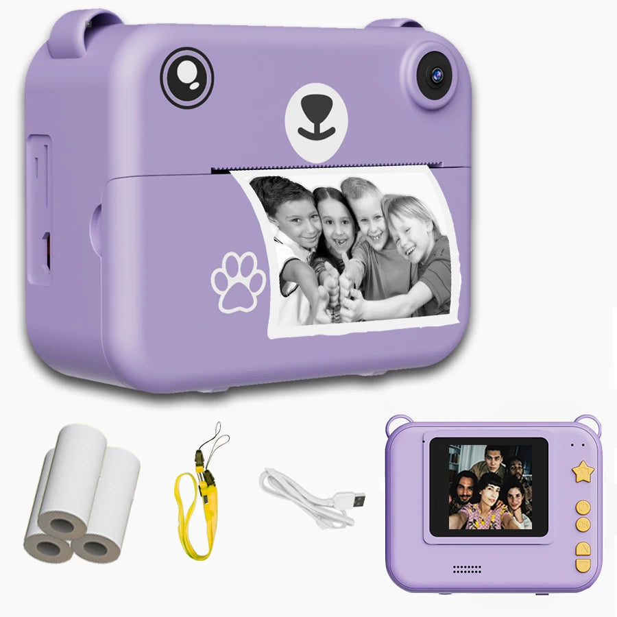 Appareil ourson violet imprimant une photo de quatre enfants, avec rouleaux de papier, dragonne jaune, câble USB et vue de dos à l'écran allumé sur un portrait de groupe