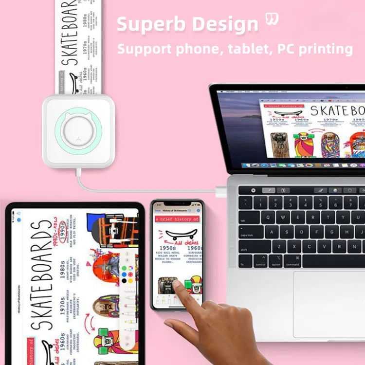 Mini imprimante à anneau vert sur fond rose reliée à un ordinateur portable, tablette et smartphone affichant l'histoire du skateboard