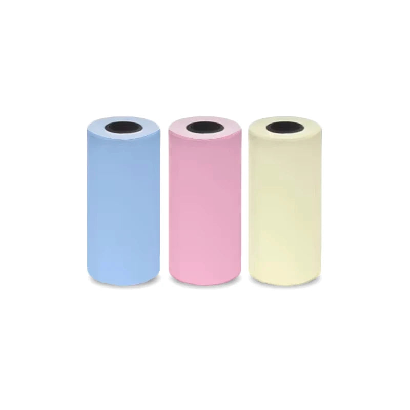 Trois rouleaux de papier thermique pastel, un bleu, un rose et un jaune, alignés sur fond blanc