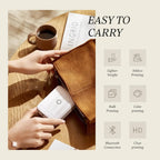 Mains glissant l'imprimante blanche dans une pochette en daim marron près d'une tasse de café, avec six pictogrammes d'avantages