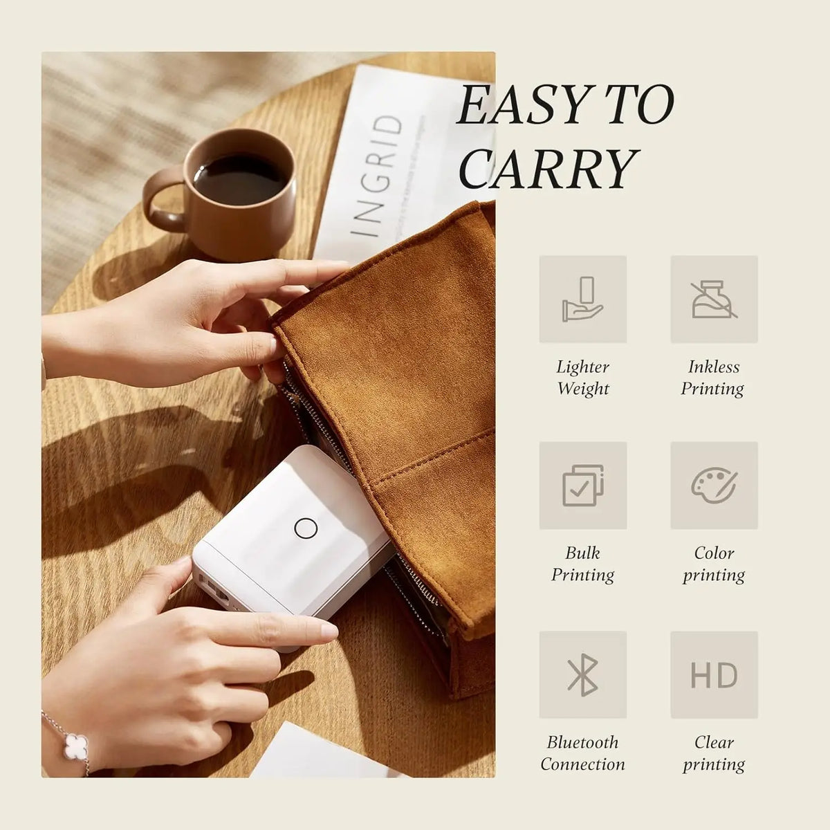 Mains glissant l'imprimante blanche dans une pochette en daim marron près d'une tasse de café, avec six pictogrammes d'avantages