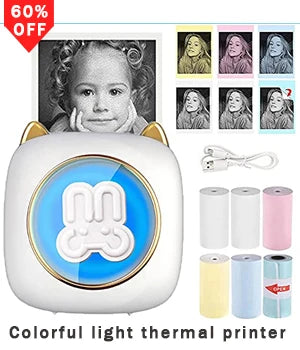 Imprimante blanche à oreilles dorées, anneau lumineux bleu, grand portrait d'enfant et six tirages du même portrait en couleurs