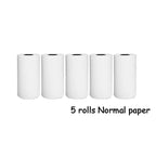 Cinq rouleaux de papier thermique blanc classique alignés côte à côte sur fond blanc