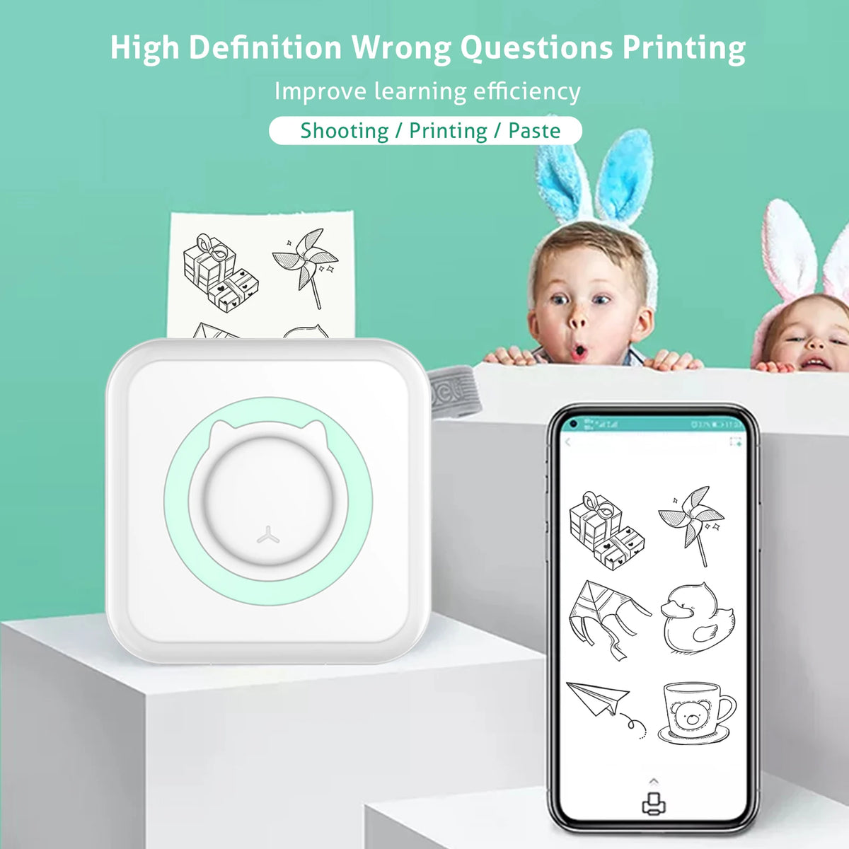 Mini imprimante posée sur un socle blanc, enfants en arrière-plan et smartphone affichant des dessins