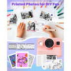 Mains d'enfant décorant au crayon des photos imprimées sur un bureau blanc, entre feutres et appareil photo rose
