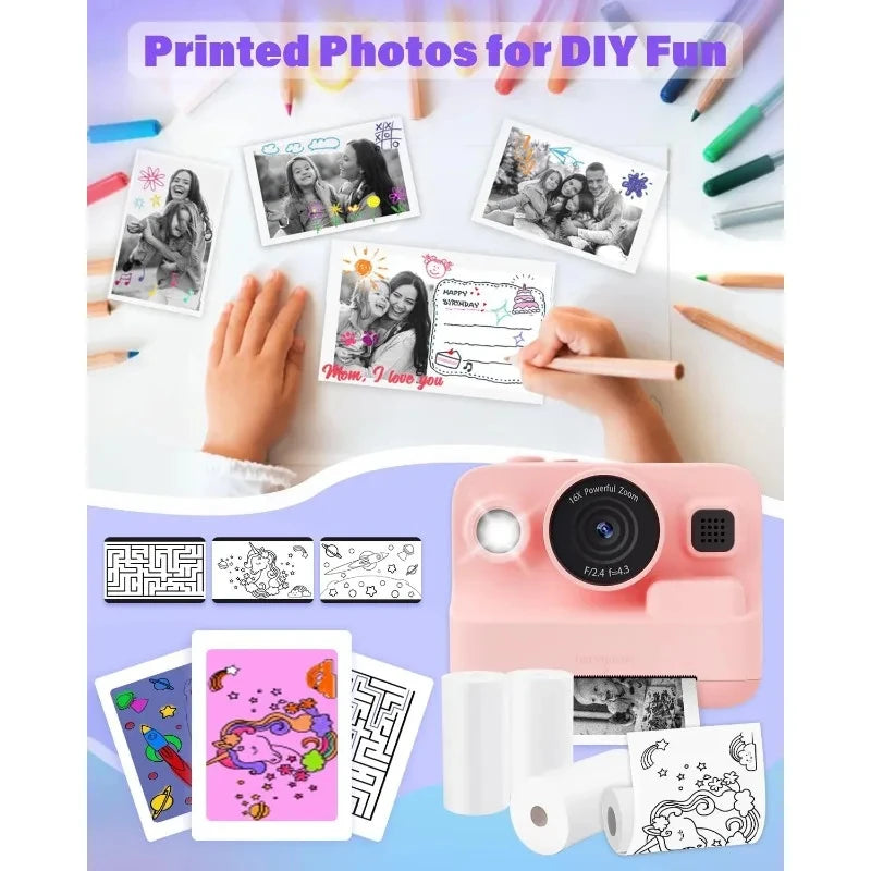 Mains d'enfant décorant au crayon des photos imprimées sur un bureau blanc, entre feutres et appareil photo rose