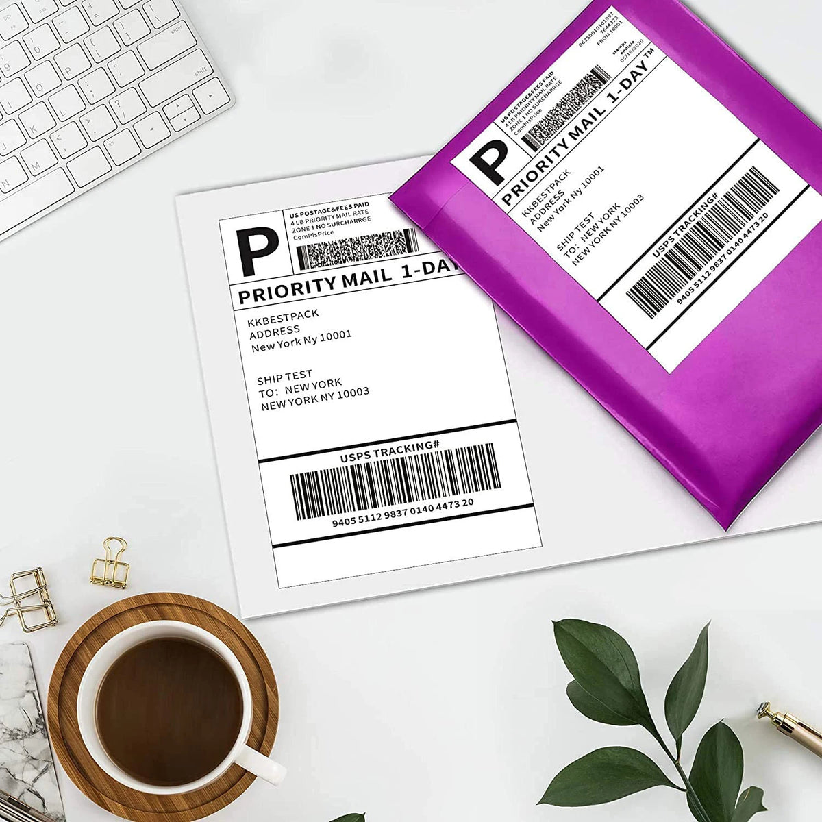 Étiquette d'expédition et pochette fuchsia sur un plan de travail blanc, entre une tasse de café et une branche d'eucalyptus