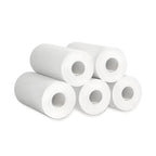 Cinq rouleaux de papier thermique blanc vierge, empilés en pyramide sur un fond blanc uni